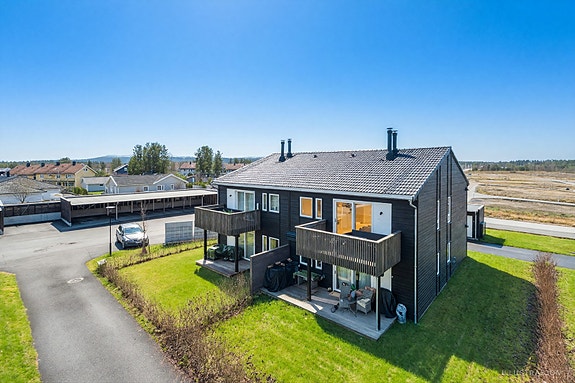 Velkommen til Damtjernvegen 1 C!
Bildet er AI-redigert.