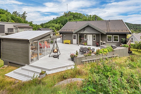 Velkommen til Ronatunet 20! Meget innbydende enebolig med flere soverom og integrert dobbel garasje, romslig tomt og stor terrasse med hagestue.