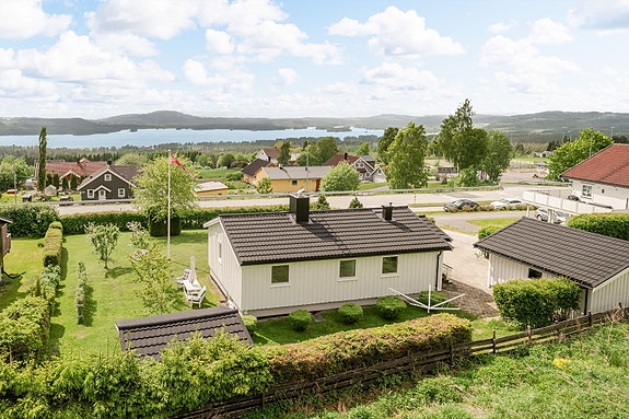 Velkommen til Åsmarkvegen 1445! Foto: Husfoto ved Reidar Valberg.