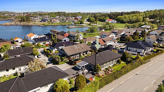 Eiendommen ligger i et etablert boligområde med nærhet til sjøen.