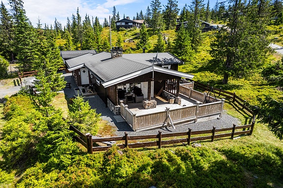 PrivatMegleren Lillehammer v/ Fredrik Alver har gleden av å invitere inn til denne trivelige hytta på Rømåsen 310. Foto: Nilsson Cinematics ASFoto: