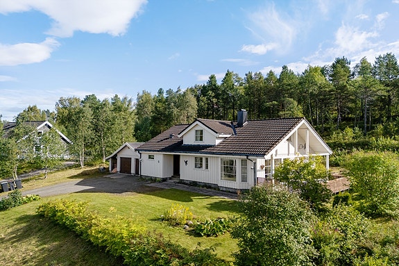 Velkommen til Kisveien 5! Stor og innholdsrik enebolig med flott og pent opparbeidet tomt. Boligen har 4 soverom, stor terrasse og garasje. Foto: Hanna Linnea Kristensen
