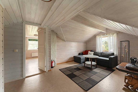 I 2. etasje finner du en stor og hyggelig loftstue - et perfekt sted for barna, med god plass til lek, aktivitet og avslapning.