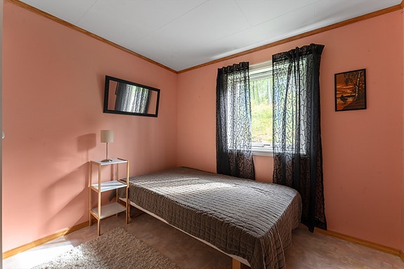 Soverom 2-Romslig soverom med god plass til seng og møblement.