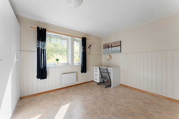 Soverom 1-Lyst og romslig soverom med god plass til seng og øvrig soveromsmøblement.