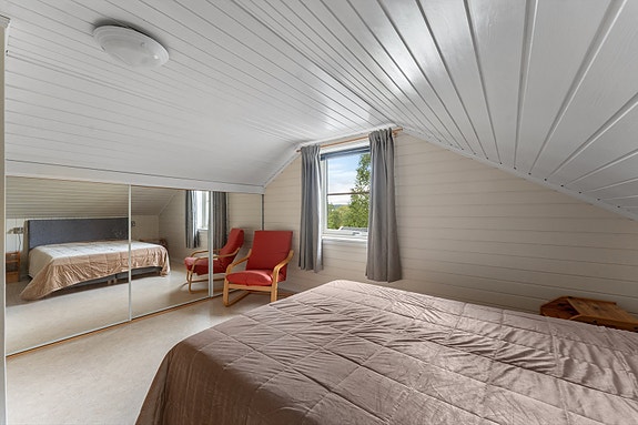 Stor skyvedørsgarderobe med speilfronter som gir rikelig med oppbevaringsplass og et stilrent uttrykk.
