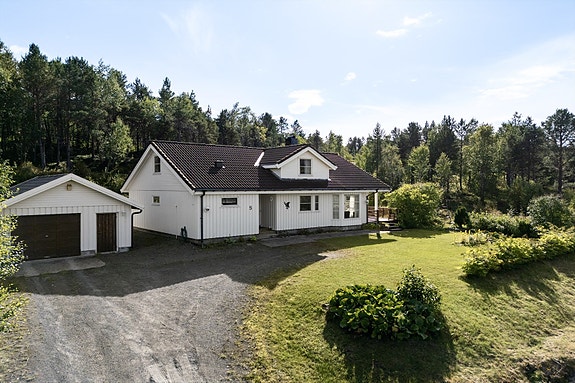 Eiendommen ligger i et veletablert boligområde på Sjåhaugen i Ballangen.