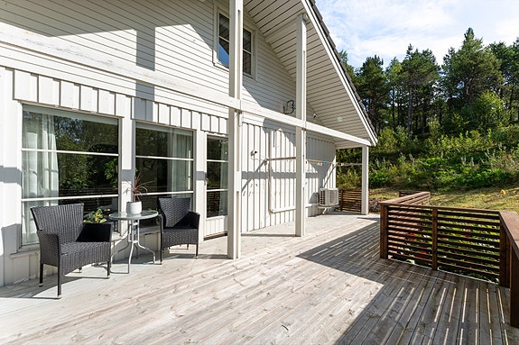 Stor og solrik terrasse med god plass til flere hyggelige soner for både avslapning og sosialt samvær.