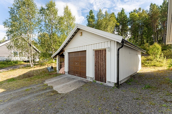 Garasje med vedbod