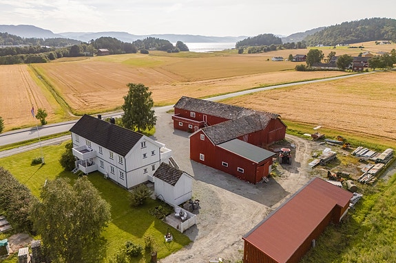 Ingrid Sveian Hansen v/Privatmegleren har gleden av å presentere Vikanvegen 48 (Foto: Oscar Stoltenberg)