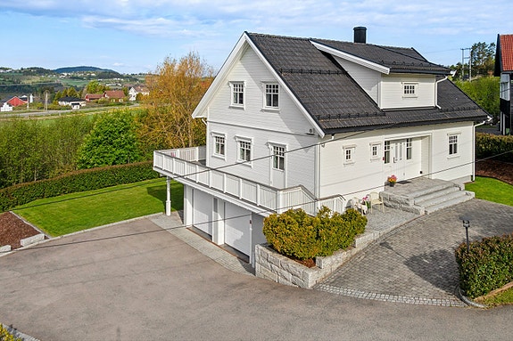 Velkommen til Saugssvingen 19!
Sentral og barnevennlig eiendom, med stor tomt og gode solforhold.
Flott utsikt utover Viggadalen.
Gangavstand til Trintom, Gran ungdomsskole og Hadeland videregående skole.