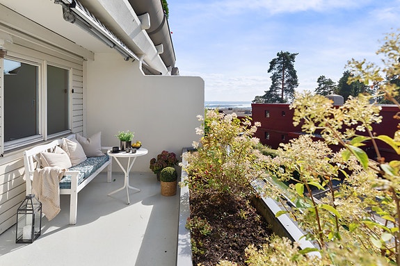 Stor leilighet med solrik terrasse, fjordutsikt og gode solforhold. Foto: Fotostallen