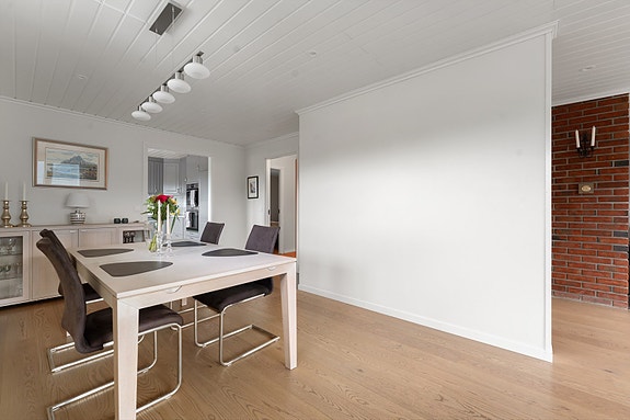 Spisestue med god plass til et stort spisebord - perfekt for å samle hele familien til hyggelige måltider.
