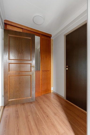 Entré til hybelen med praktisk skyvedørsgarderobe og god plass til oppbevaring.