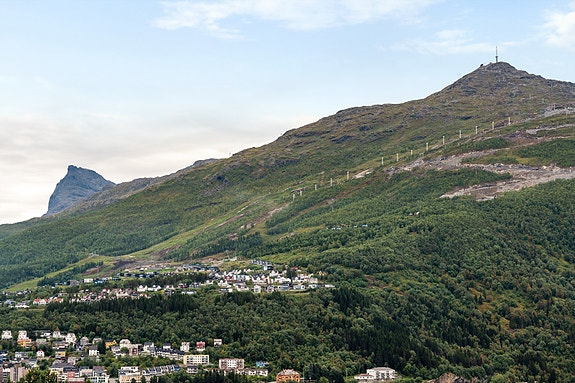 Her kan du nyte en flott utsikt mot Narvikfjellet.