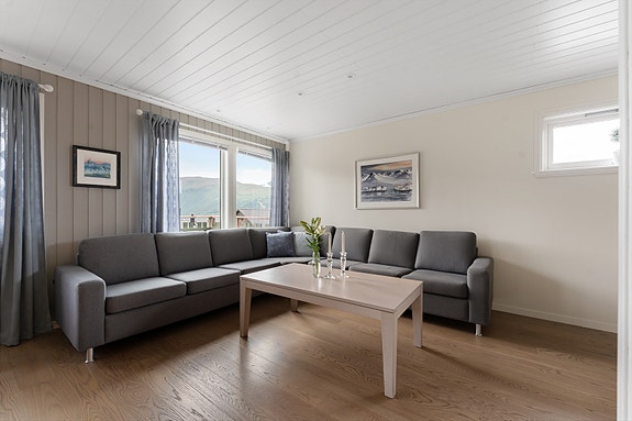 God plass til en stor og komfortabel sofa - perfekt for avslapping og hyggelige stunder.