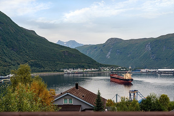 Eiendommen har gode solforhold og flott utsikt mot Ankenes og Narvik havn.