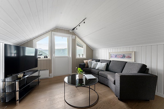 Disponibelt rom på loftet, i dag innredet som en hyggelig loftstue - et fleksibelt rom med mange bruksmuligheter.