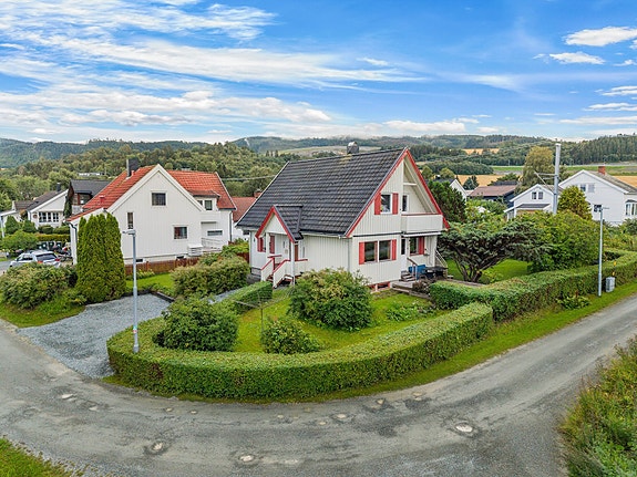 Velkommen til Grytbakkstranda 9 - en innholdsrik enebolig med flott beliggenhet på Ranheim, fine utearealer og nærhet til Trondheimsfjorden.