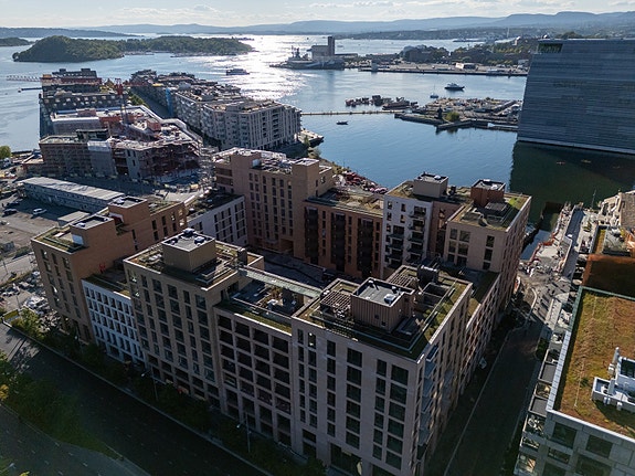 Salg av kontraktsposisjon | Mariakvartalet. En svært lekker 2-roms med sørvestvendt balkong på 8,5 m². Lav dok.avg. Overtakelse 23. november 2026.