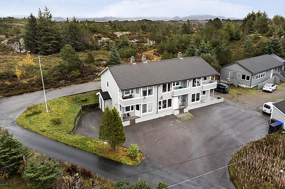 Seksjonert leilighetsbygg med seks leiligheter. Salg av AS. Samlede leieinntekter for 2026 kr. 648.120,-