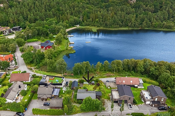 Dan Chruickshank presenterer: En nydelig utsiktstomt ved Bråsteinsvatnet på Osli. Eldre enebolig m/2 komplette plan. Rett på ny 4 felts E39. (Foto: Stian Dirdal.)