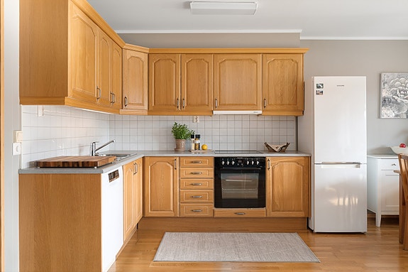 Velkommen til Svarstadjordet 3E! Foto: Lars Marius Bækkevold.
Kjøkkeninnredning med profilerte fronter i eik og laminat benkeplate.