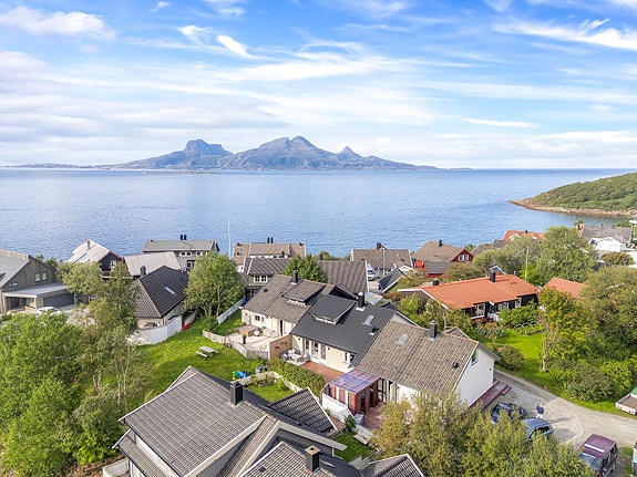 Velkommen til Storvollen 12 - et innbydende rekkehus over to plan med stor, solrik terrasse.