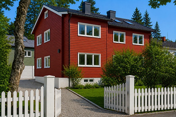 Velkommen til visning i Hansemyrveien 23 - 2.etasje + loft i horisontaldelt tomannsbolig (2.etasje + loft + garasje ca 30 kvm). Frodig og barnevennlig beliggenhet vis-a-vis Hansemyrparken!
Boligen vil bli pusset opp innvendig og utvendig (igangsetting ila