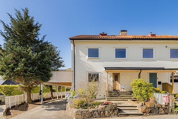 Falsens vei 61A presenteres av Mekleriet eiendomsmegling ved Melissa Larsen Boge og Tor Ramsøy! Fotograf: Nathalie Reinholdtsen.