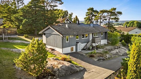Partner/Megler Fabian Robertino (92117474) i DNB Eiendom presenterer Olav Kyrres Vei 1B - enebolig med alt på ett plan i barnevennlige omgivelser!
