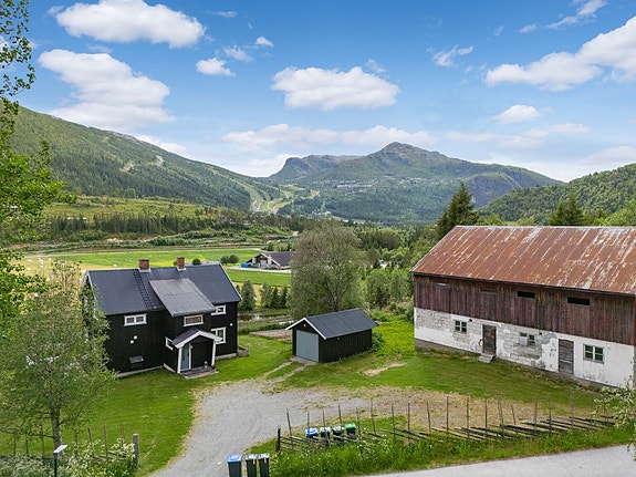 EIE Fjellmegleren har gleden av å presentere Skadvinvegen 32 - Innholdsrik eiendom med "småbruk følelse" Foto: Terje Bjørnsen