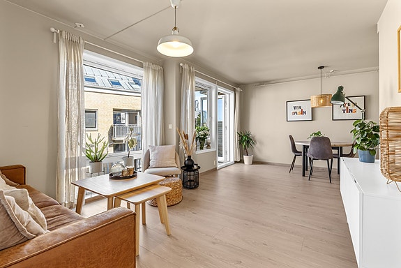 Velkommen til Lakkegata 68A. Hyggelig 2-roms i bygård fra 2003 | Heis | Balkong | Garasjemulighet* | Sentral beliggenhet i stille gate. Foto: Brox Foto AS.