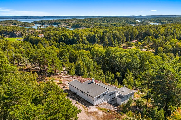 Velkommen til Hvaler på sitt aller vakreste. Røsseberget 25 ligger usjenert og flott til i det karakteristiske kystlandskapet - omgitt av furutrær, svaberg og med sjøen som en naturlig del av utsikten. Foto: Fotoetcetera