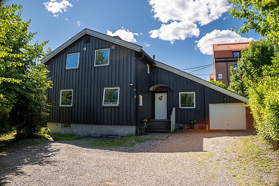 PrivatMegleren v/ Vetle Haug Kristensen har gleden av å presentere denne sentrale familieboligen med stor hage, gode solforhold og 4 soverom. Foto: Walling foto AS