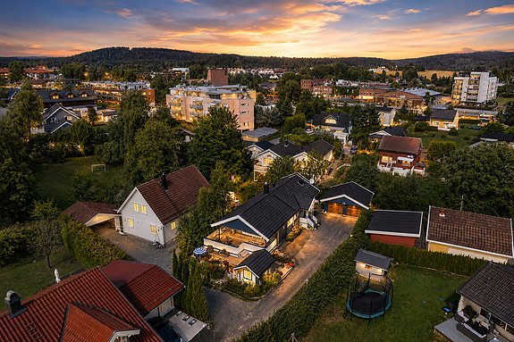 Velkommen til Spikkestadveien 139, presentert av Håkon Espeseth i Nordvik Asker. Foto: Eiendomsfoto.AI redigert bilde