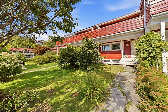 Velkommen til Engerjordet 60, presentert av eiendomsmegler Edvard Chapsang ved EIE eiendomsmegling avdeling Sandvika. Foto: Luxe AS (Anders Kjøndal).