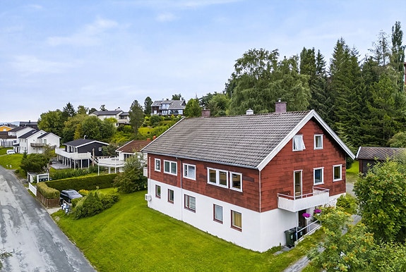 Aktiv Eiendomsmegling v/Vebjørn Nybrott har gleden av å presentere Siriusvegen 8 - Innholdsrik eiendom med potensialet for gode leieinntekter i en fredelig og familievennlig gate. FOTO: Vidar Alvik.