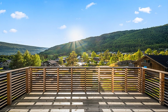 Velkommen til Maurudbrekka 5C - Nyere 5-roms duplex-leilighet sentralt beliggende i Austbygde sentrum med nydelig utsikt og flotte uteplasser. Foto: Ohshots!
