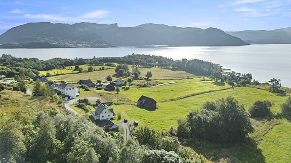 Velkommen til Holmedalsvegen 355! Foto er levert av Photoevent - Småbruk med bustadhus, garasje, driftsbygning og naust i flotte omgivelser