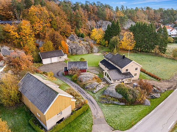 Velkommen til Justøyveien 285! Boligen er presentert av Gaute Kverneland v/Aktiv eiendomsmegling avd. Kristiansand. Foto: Ivars Upe