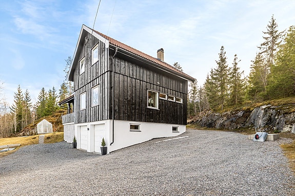 Velkommen til Åsvegen 44! En innholdsrik frittliggende enebolig ved Holter i Nannestad kommune. (Foto: Trond Walsø).