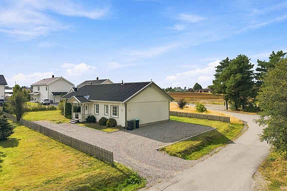 Velkommen til en hyggelig og familievennlig enebolig med alt på ett plan, fint beliggende i et rolig og etablert boligområde på Algarheim, like utenfor Jessheim.