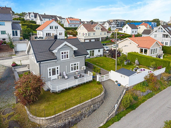 EiendomsMegler1 ved Simen Dippner Bakke ønsker velkommen til Haakonsgate 18! Foto Inbovi