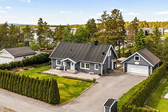 Velkommen til Folkestadtoppen 16 - En innholdsrik enebolig på en eiertomt på nesten ett mål. Dobbelgarasje som har installert elbillader.