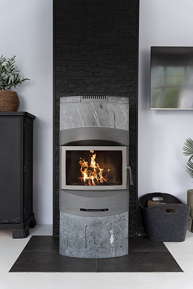 Elegant peis som skaper en lun og hyggelig atmosfære.