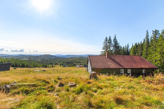 Fritidseiendom i naturskjønne omgivelser - Hovedhytte til høyre- og utedo til venstre i bildet -Ca 700 moh
