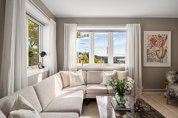 En lekker og nyoppusset 3-roms hjørneleilighet, høyt og fritt beliggende i 6. etasje på attraktive Akershøyden - med fantastisk utsikt over Oslo og Oslofjorden.