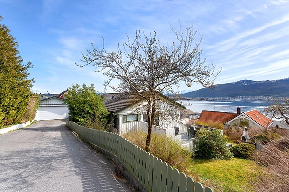 Adkomstvei til boligen med asfaltert innkjørsel