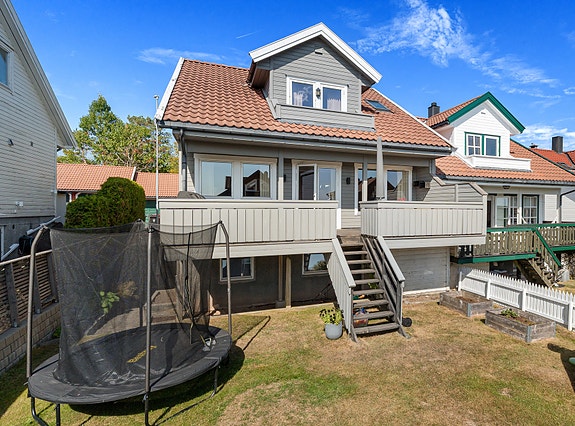 Fin uteplass med veranda og gressplen